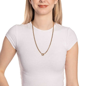 Frau traegt goldene Halskette YVETTE um den Hals, weisses T-Shirt