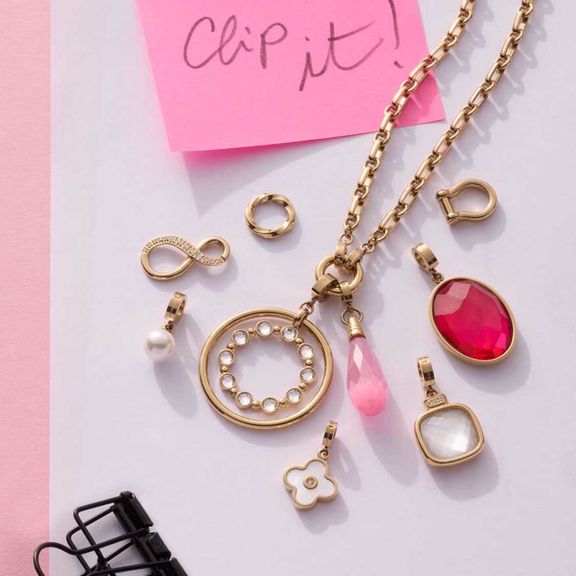 Halskette YVETTE mit austauschbaren Charms auf rosa Untergrund mit Clip-it Zubehör