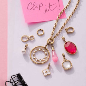 Halskette YVETTE mit austauschbaren Charms auf rosa Untergrund mit Clip-it Zubehör