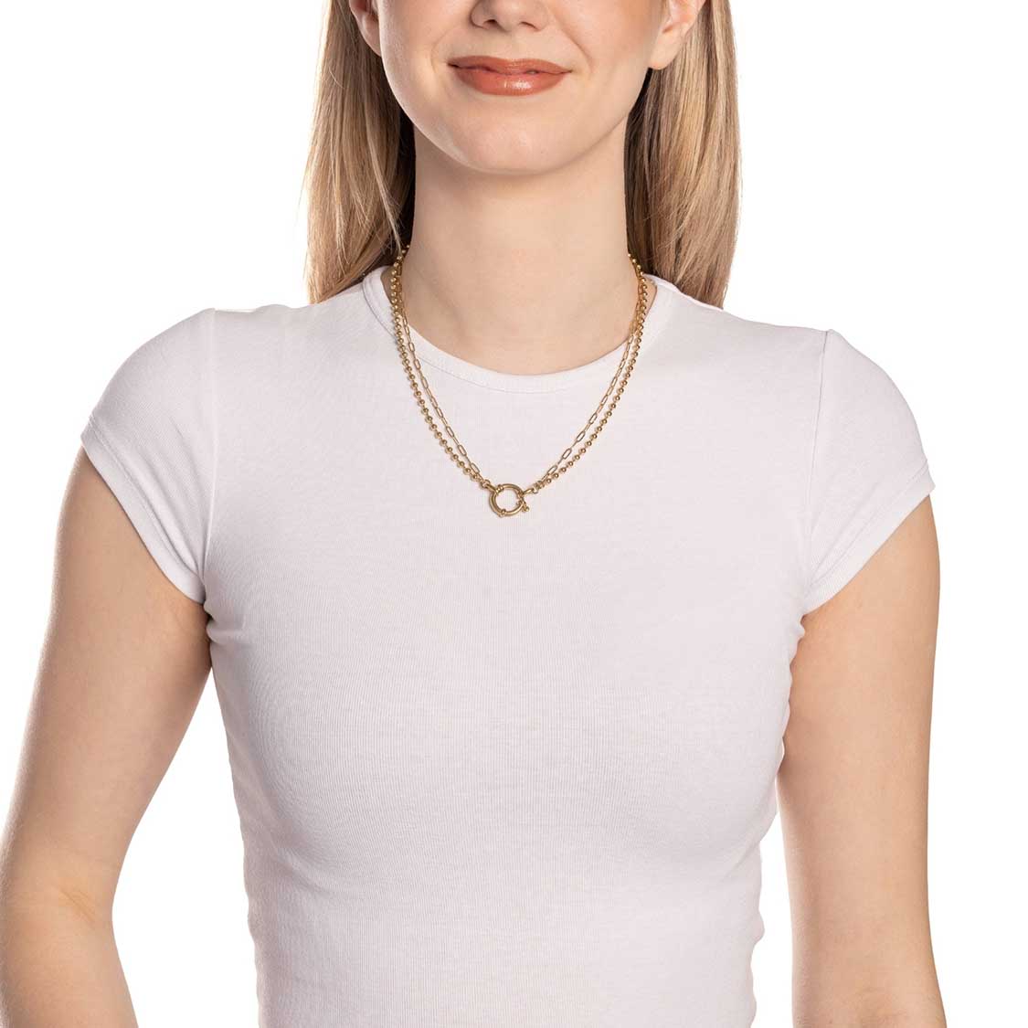 Frau traegt goldene Halskette LIZZY 45 cm um den Hals, weisses T-Shirt