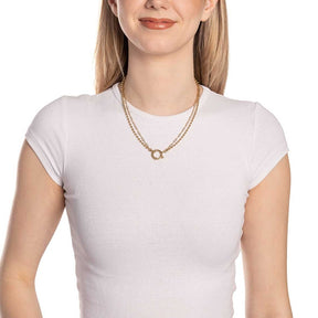Frau traegt goldene Halskette LIZZY 45 cm um den Hals, weisses T-Shirt