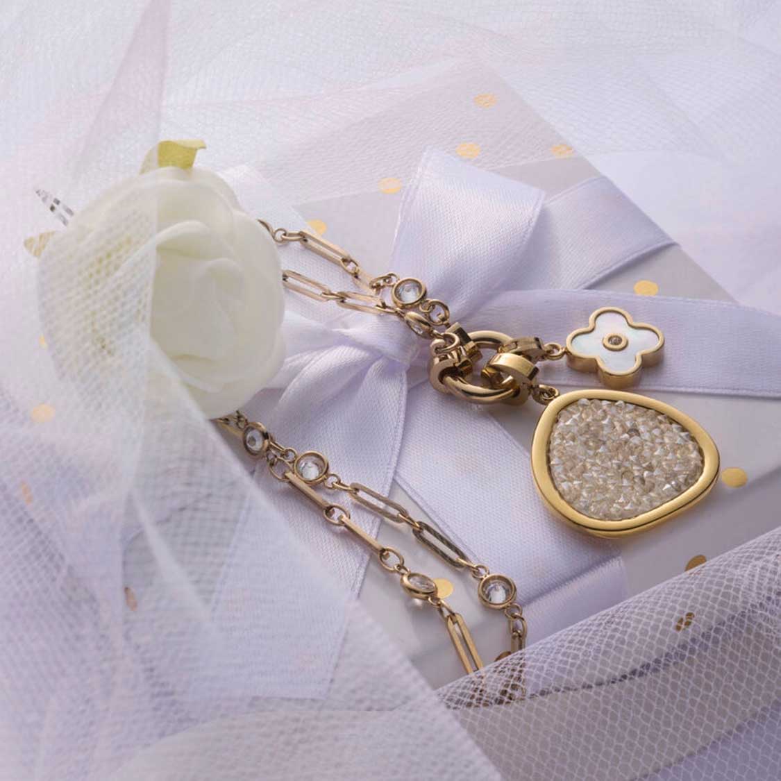 Anhänger FRANCA gold Clip & Mix auf weißem Geschenkband und Tüll