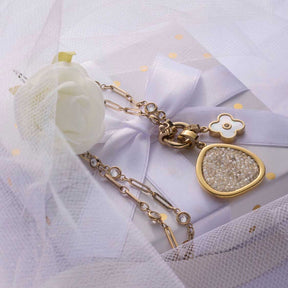 Anhänger FRANCA gold Clip & Mix auf weißem Geschenkband und Tüll