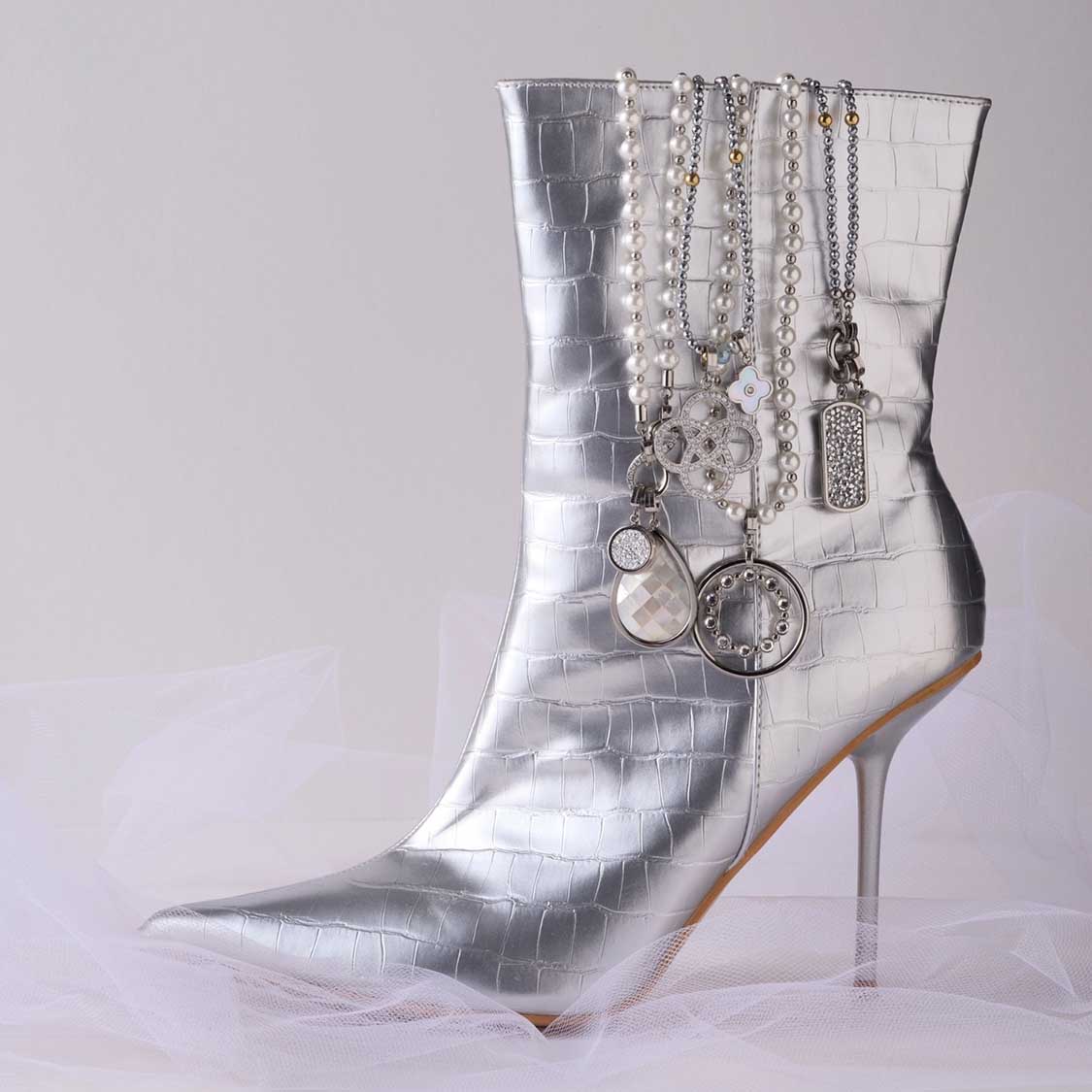 Silberner Stiefel mit mehreren Anhängern IRA Clip & Mix an Ketten