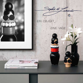 Objektvase BUONI AMICI Sophia auf Tisch mit Blumen und Büchern
