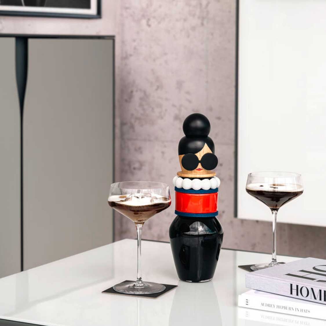Objektvase BUONI AMICI Sophia auf weißem Tisch mit Cocktailgläsern und Buch