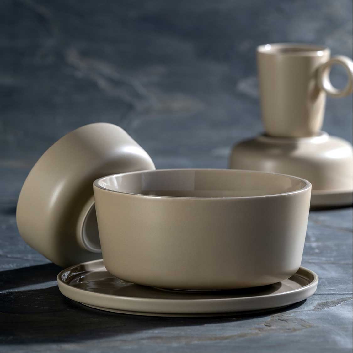 Keramikschale ROMA mit Untertasse, Tasse und Krug in Beige auf grauem Untergrund