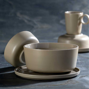 Keramikschale ROMA mit Untertasse, Tasse und Krug in Beige auf grauem Untergrund