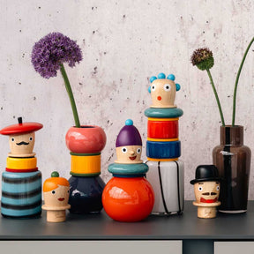 Objektvase BUONI AMICI Concetta in Dekoration mit Holzfiguren und Blumen arrangiert