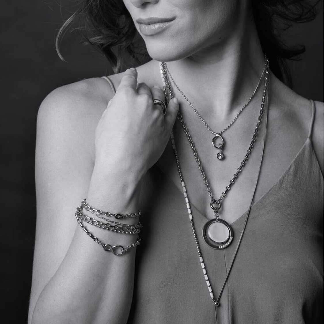 Frau trägt Anhänger LACY Clip & Mix mit Halsketten und Armband