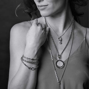 Frau trägt Anhänger LACY Clip & Mix mit Halsketten und Armband