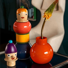 Objektvase BUONI AMICI Pino mit Holzfiguren und Blume auf Tisch