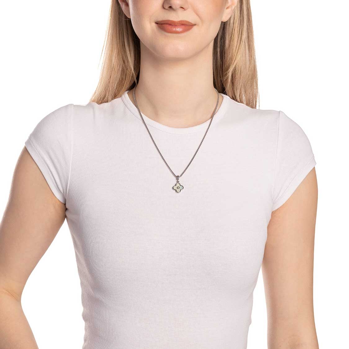 Frau trägt weißes T-Shirt mit Anhänger BLUNA Clip & Mix an Kette