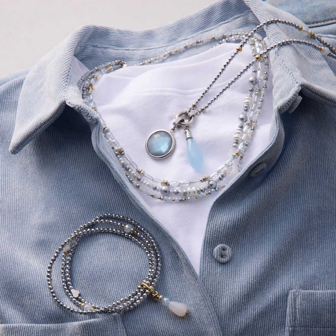 Anhänger FRISCO Clip & Mix mit Perlenketten auf hellblauem Hemd