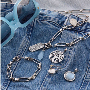 FRISCO Clip & Mix Anhänger auf Jeans mit Sonnenbrille und Münze
