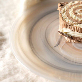 Teller ALABASTRO mit Cupcake und Besteck in Nahaufnahme