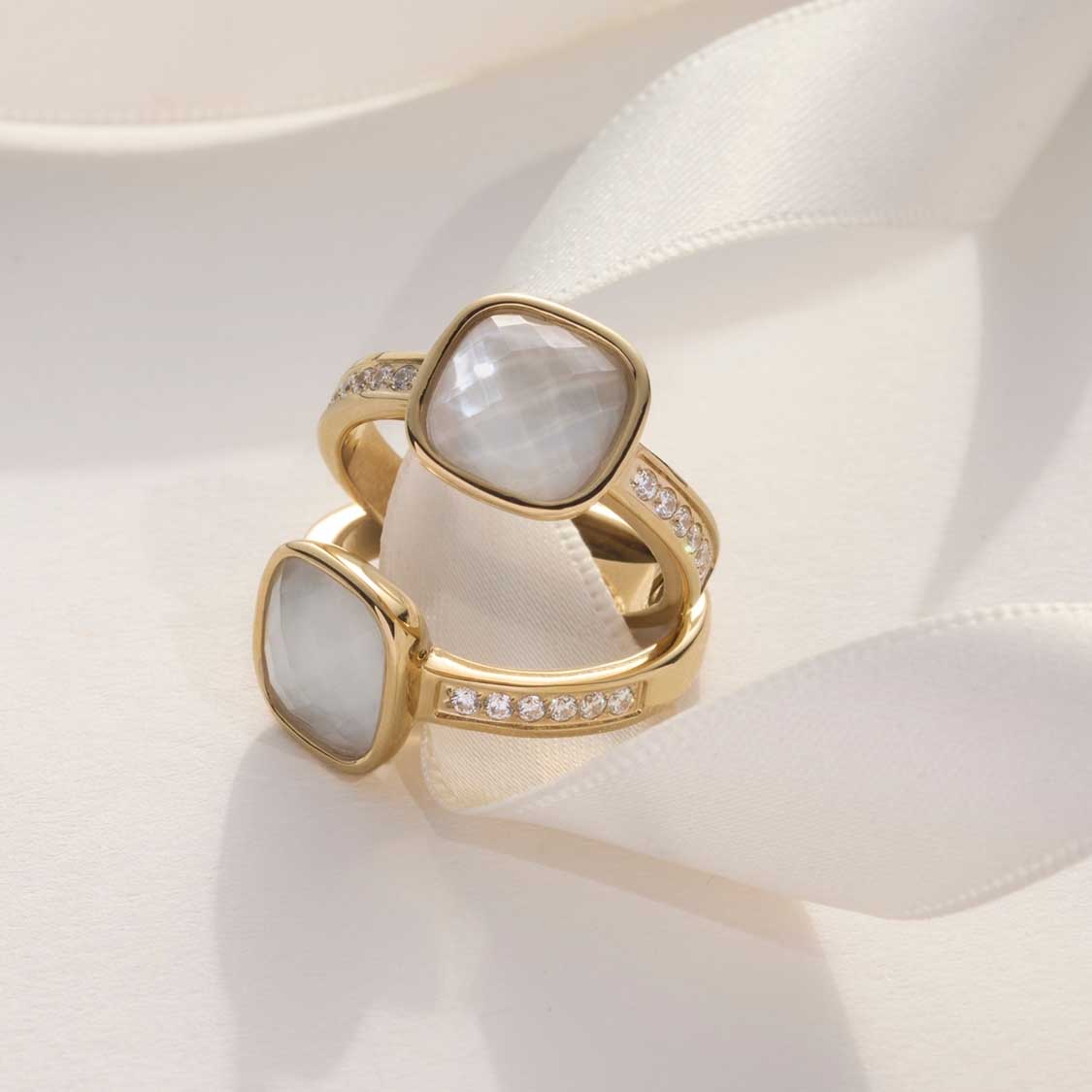 Ring VIRGINIA 17 gold mit Perlmutt und Diamanten auf weißem Tuch