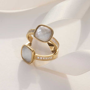 Ring VIRGINIA 18 gold mit Mondstein-Cabochons und Diamanten auf weißem Textil