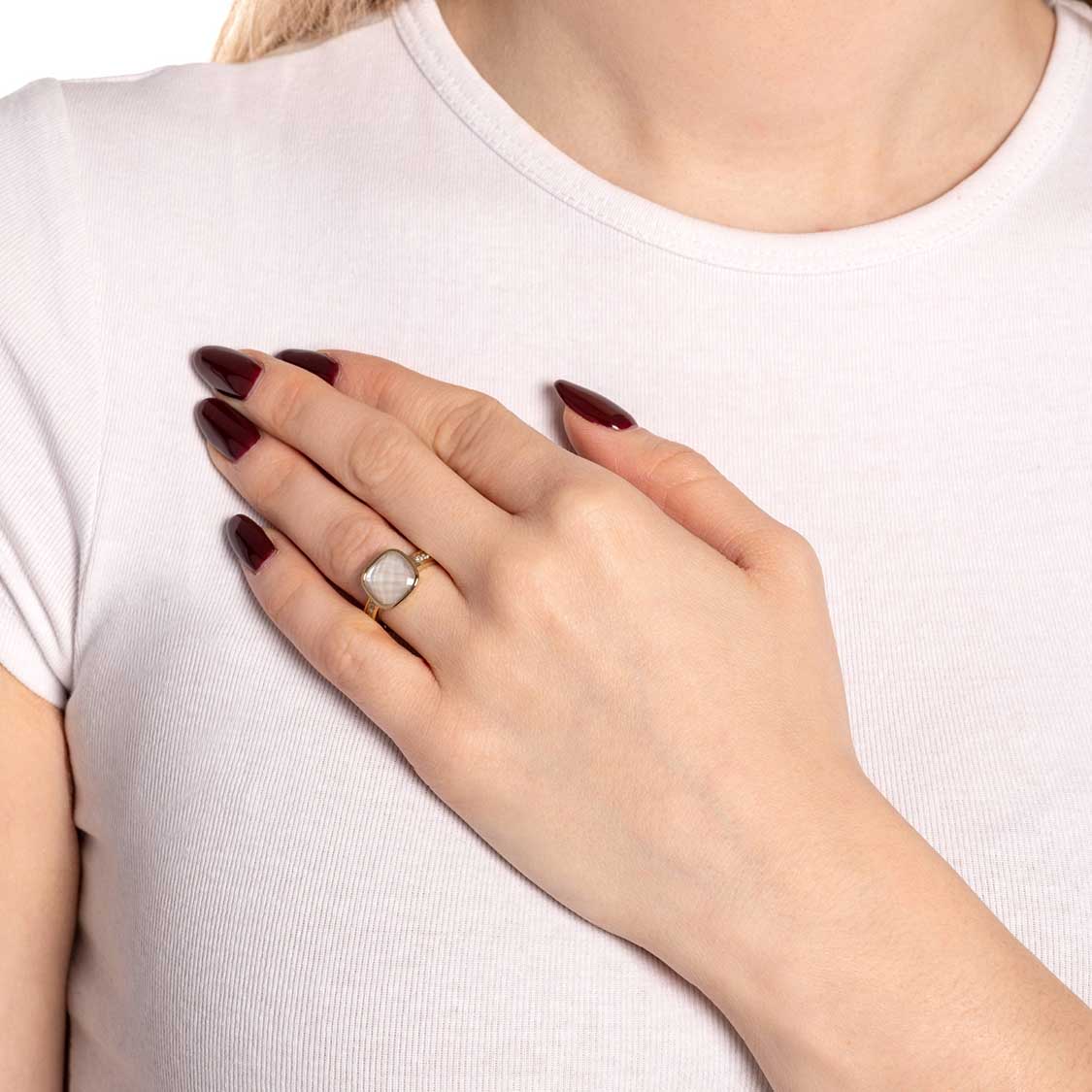 Frau trägt goldenen Ring VIRGINIA 19 an der Hand
