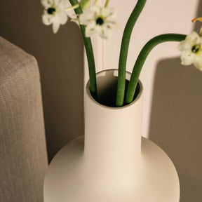 Keramikvase MILANO mit weißen Gänseblümchen in Wohnraum