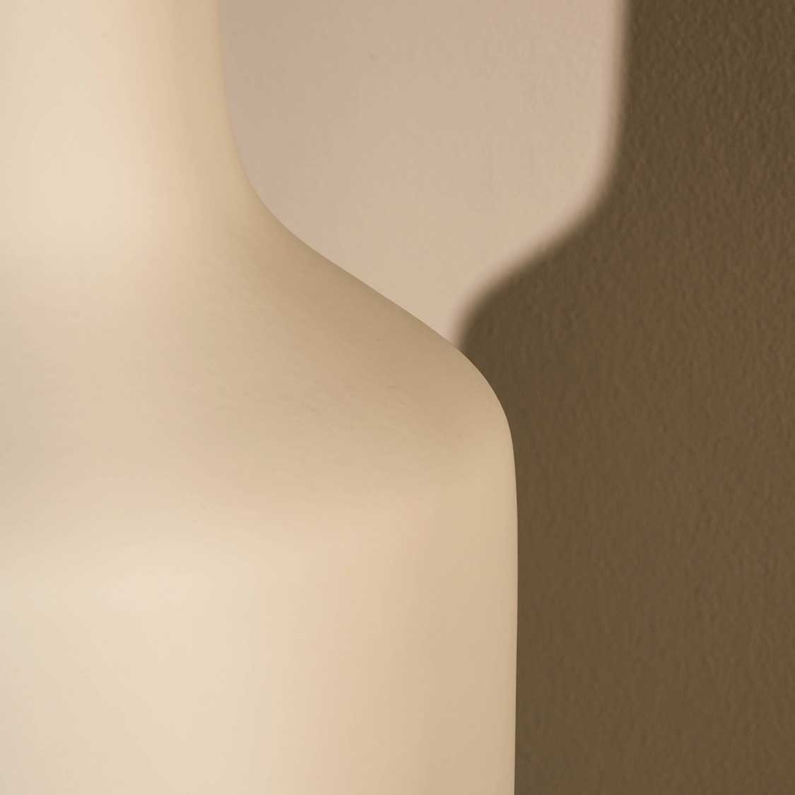 Keramikvase MILANO, cremefarbene gewölbte Form mit Schattenspiel