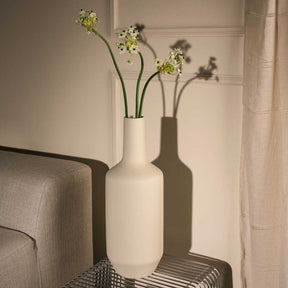 Keramikvase MILANO 50 cm creme mit Blumen in Wohnraum auf Metallablage