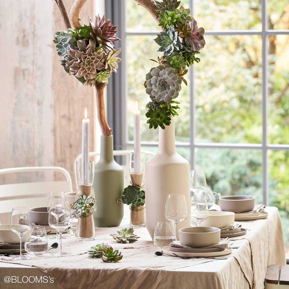 Keramikvase MILANO in creme auf gedecktem Tisch mit Sukkulenten und Besteck