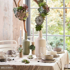 Keramikvase MILANO in creme auf gedecktem Tisch mit Sukkulenten und Besteck