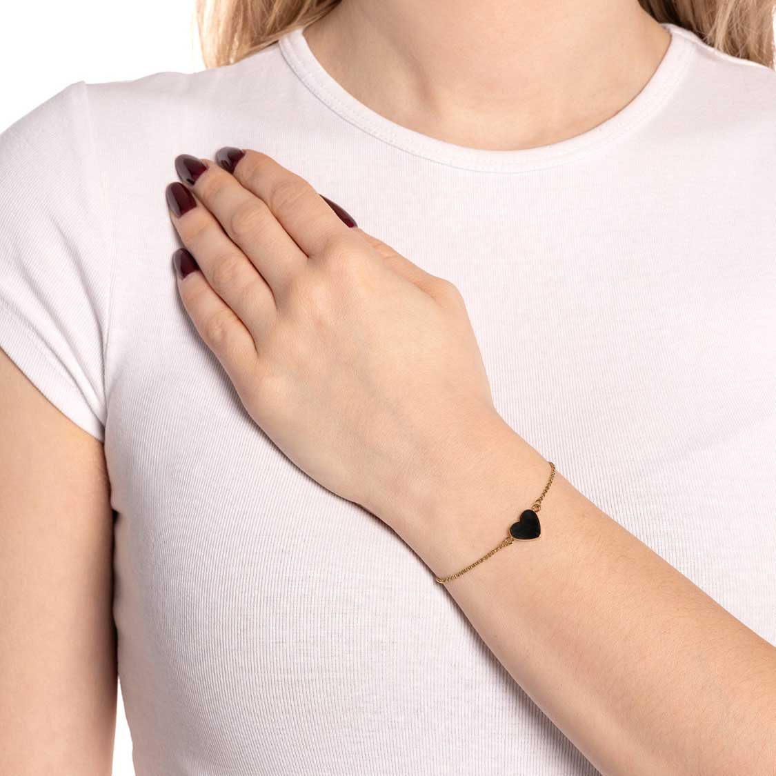 Frau trägt Armband KELLY gold am Handgelenk