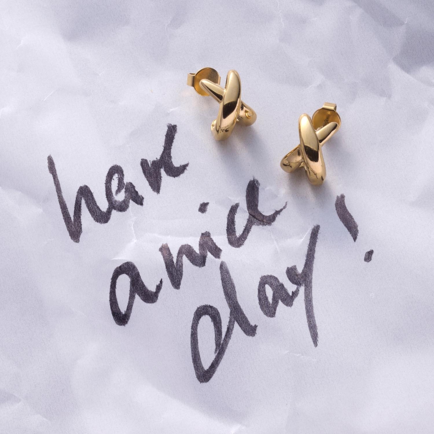 Goldene Ohrstecker SOPHIE auf weißem Papier mit handschriftlicher Aufschrift