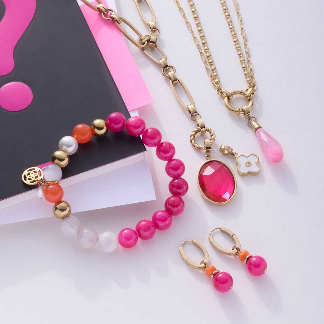 Creole SOLERA gold pink, Armband und Halskette mit rosa Glasperlen auf weißem Hintergrund