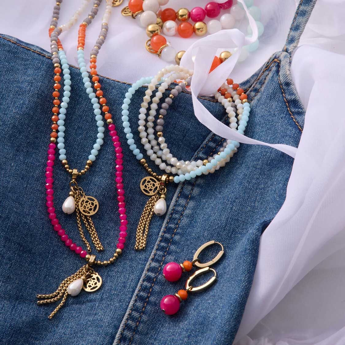 Creole SOLERA gold pink und Schmuckkollektion auf Jeansstoff mit Perlen und Glasbeads
