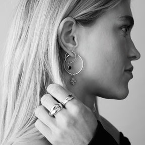 Frau im Profil mit silbernen Glas-Anhängern BLACKY und Ringen