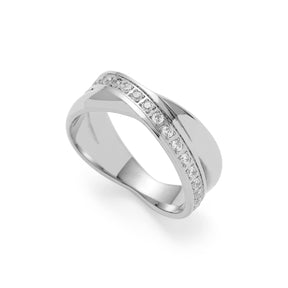 Ring DARIA 18 mit Diamanten auf weißem Hintergrund
