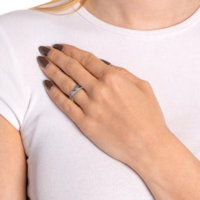 Ring DARIA 21 an Hand einer Person getragen