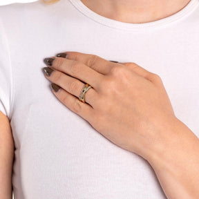 Ring DARIA 19 gold an Hand einer Person getragen