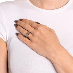 Frau traegt Ring BELLE 17 an der Hand, weisse Bluse