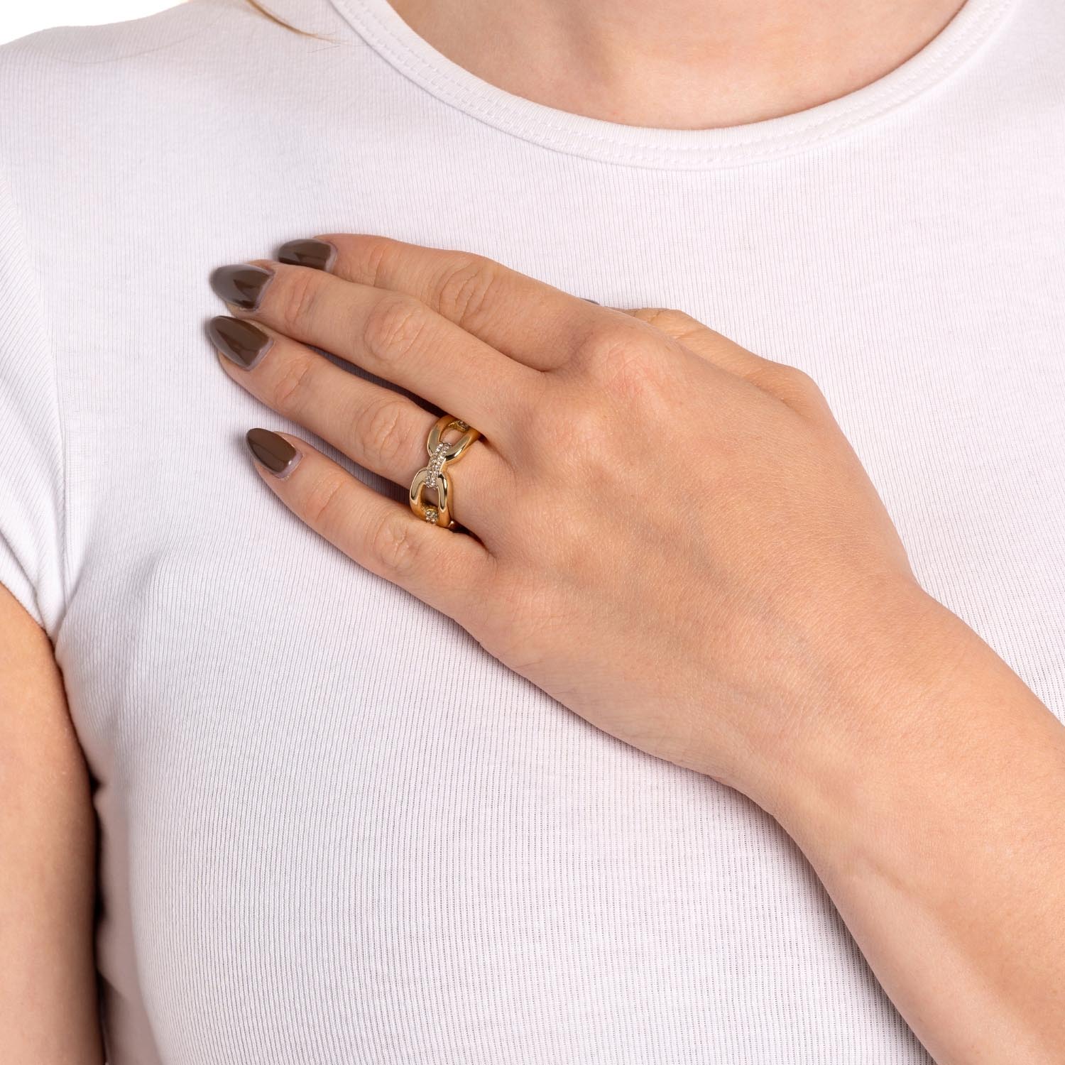 Ring BELLE 20 gold an Hand einer Frau getragen