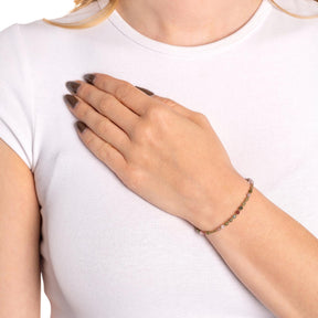 Frau trägt Armband FINJA CIAO mehrfarbig am Handgelenk