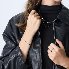 Frau traegt silbernes Armband CHRISTIE CIAO an der Hand, dazu schwarze Lederjacke