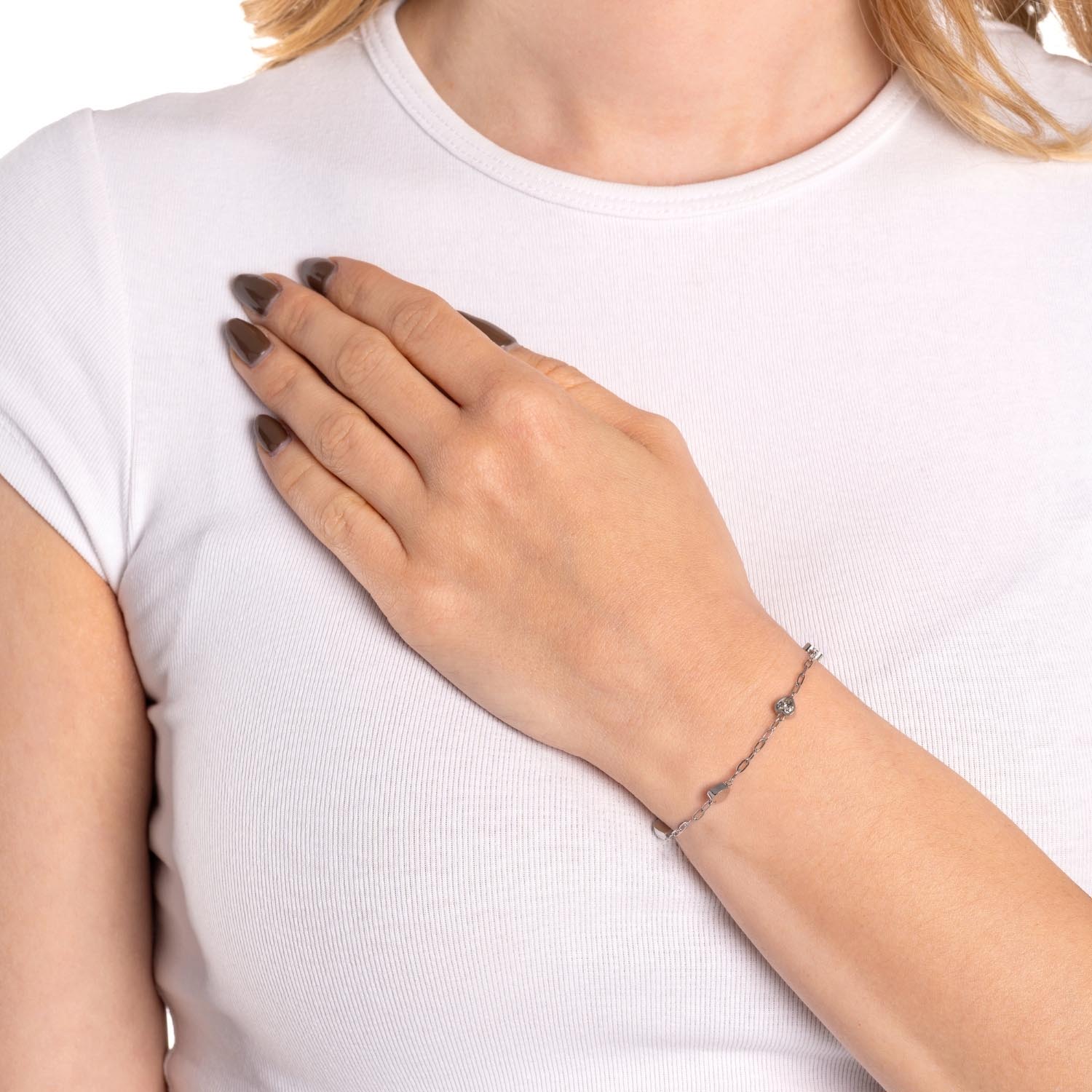 Frau trägt silbernes Armband CHRISTIE CIAO am Handgelenk