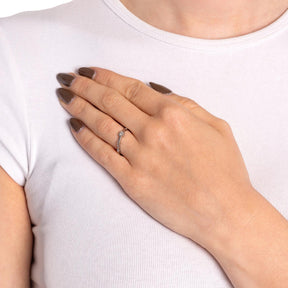 Ring CHRISTIE 17 CIAO an Hand einer Frau getragen