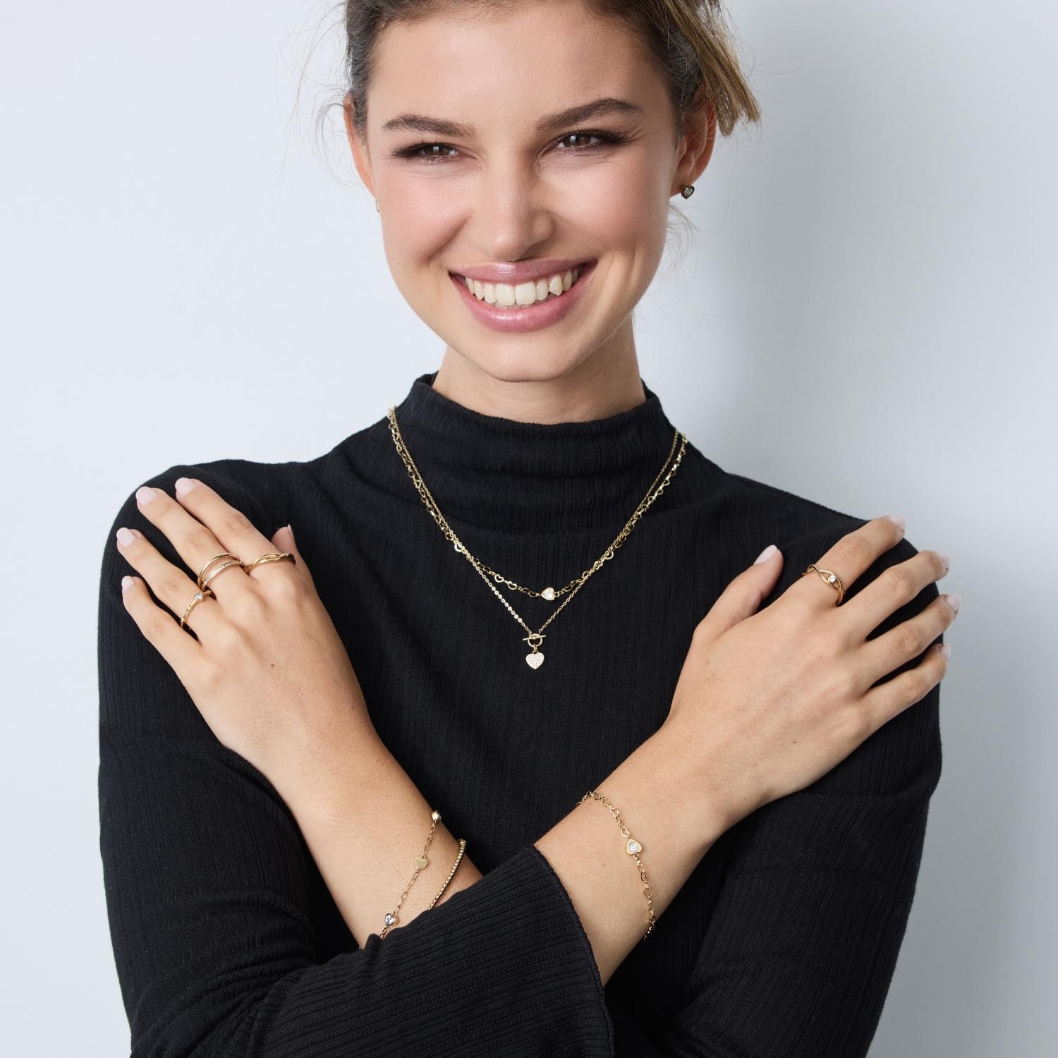 Frau trägt goldene Halskette CHRISTIE und Armbänder