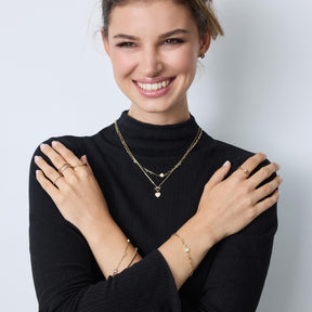 Frau trägt goldene Halskette CHRISTIE und Armbänder