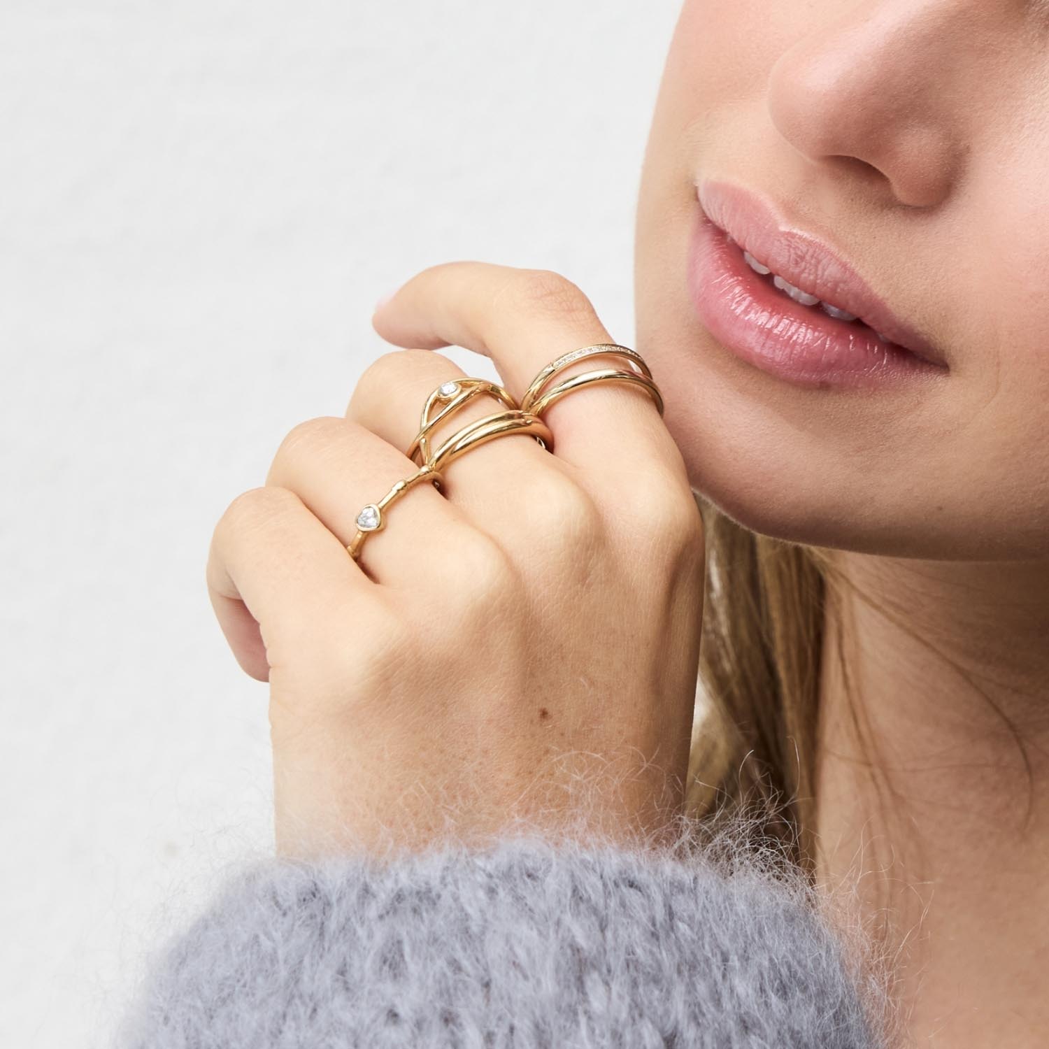 Frau trägt mehrere goldene Ringe an der Hand, Ring CHRISTIE 17 gold CIAO sichtbar
