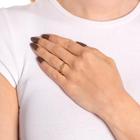Frau traegt Ring CHRISTIE 18 gold CIAO an der Hand