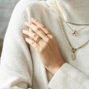 Hand mit Ring CHRISTIE 20 gold CIAO, Halskette, beige Pullover
