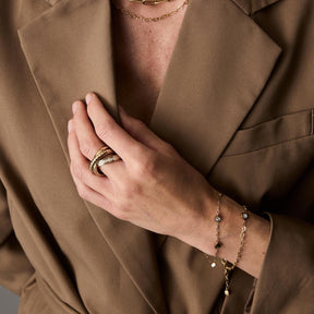 Armband JULY CIAO mehrfarbig an Frauenhand, getragen mit Ring und Halskette