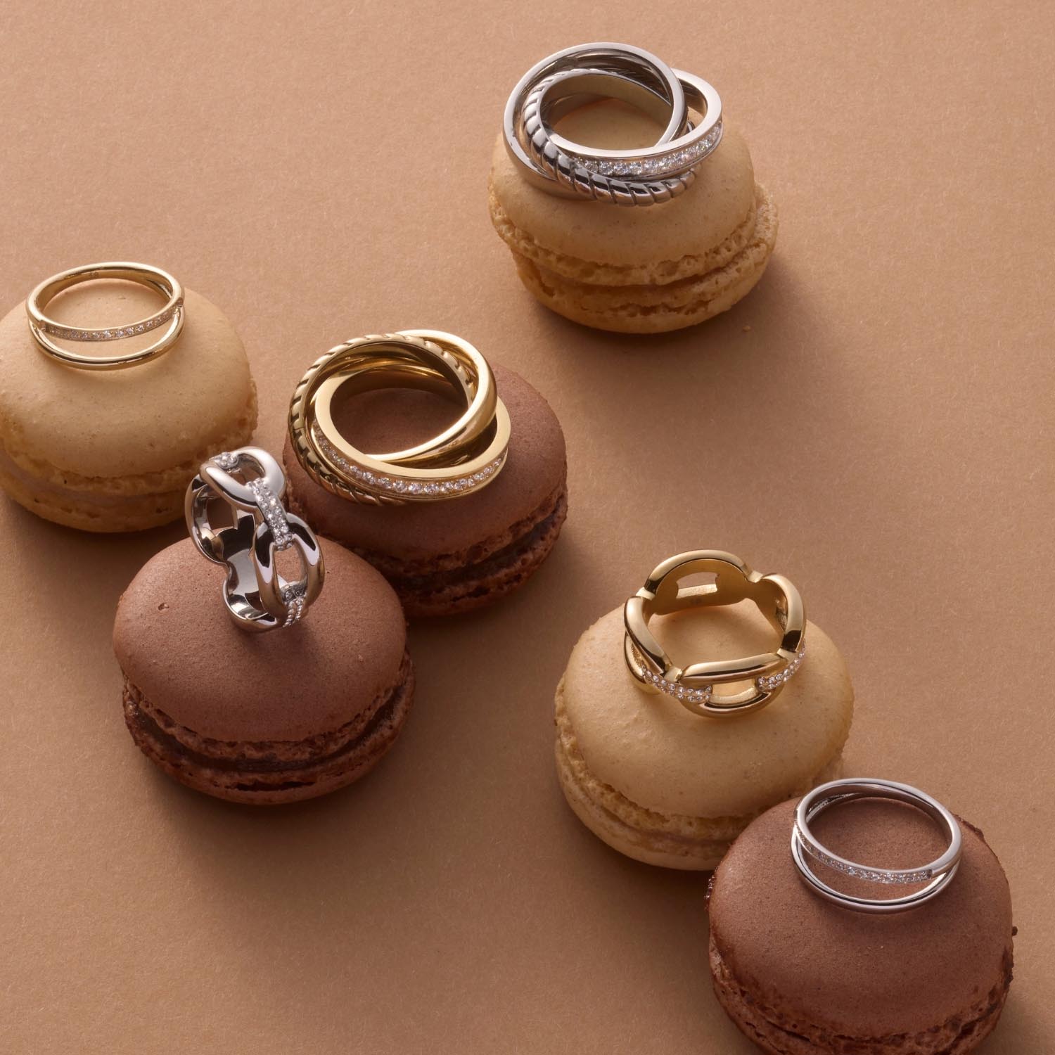 Ring TINI 20 CIAO auf Makronen in Beige- und Brauntönen arrangiert