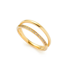 Ring TINI 19 gold CIAO in Goldoptik mit Zirkonia-Steinen, freistehend vor weißem Hintergrund